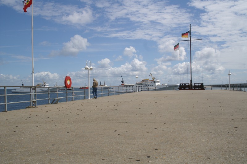 Die verdreckte Landungsbrücke am Tag nach dem Inselfest-Feuerwerk.