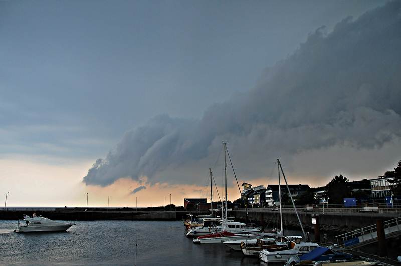 Eine B&ouml;enwalze &uuml;ber dem Helgol&auml;nder Nordosthafen.