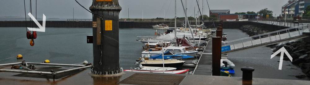 Das Regenwasser vermischt sich nur langsam mit dem Salzwasser im Hafenbecken des Helgol&auml;nder Notdosthafens.