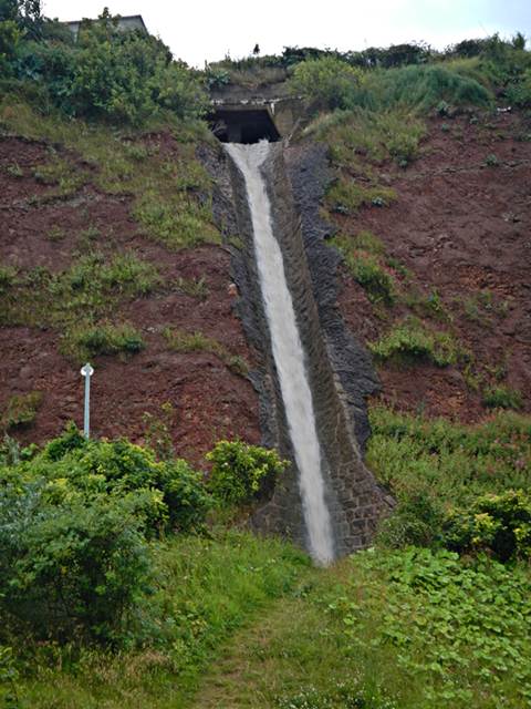 Der Helgol&auml;nder Wasserfall, der Regenwasserablauf vom Oberland ins Unterland.