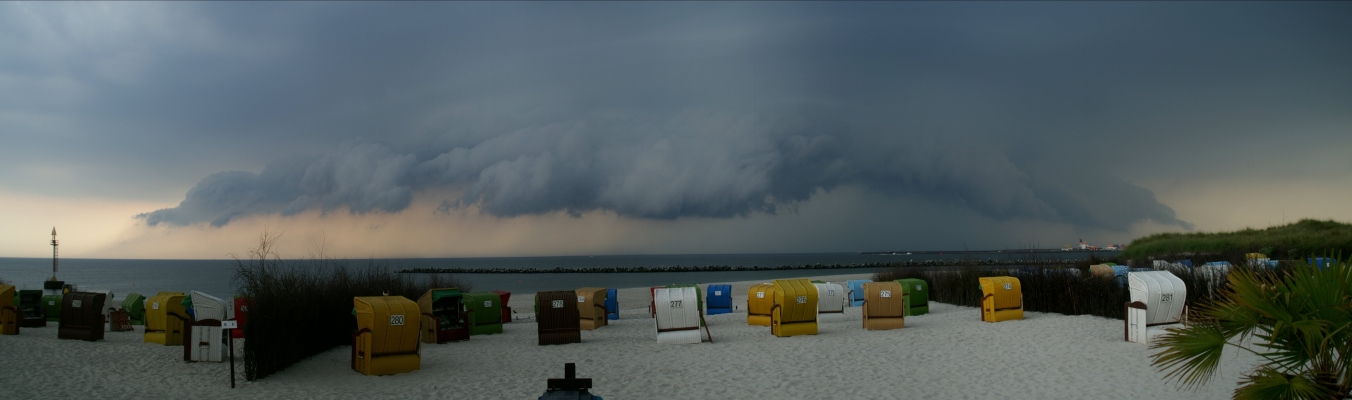Eine B&ouml;enwalze vom S&uuml;dstrand der D&uuml;ne aus gesehen, von S&uuml;dwest hernkommend.