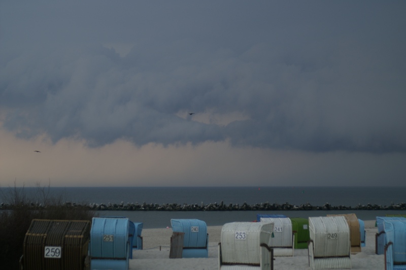 Eine B&ouml;enwalze &uuml;ber dem S&uuml;dstrand der Helgol&auml;nder D&uuml;ne.