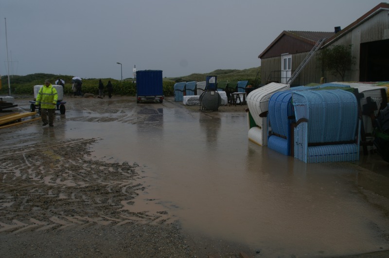 Riesige und tiefe Pf&uuml;tzen vor den Hallen am Weg zum S&uuml;dstrand der D&uuml;ne..