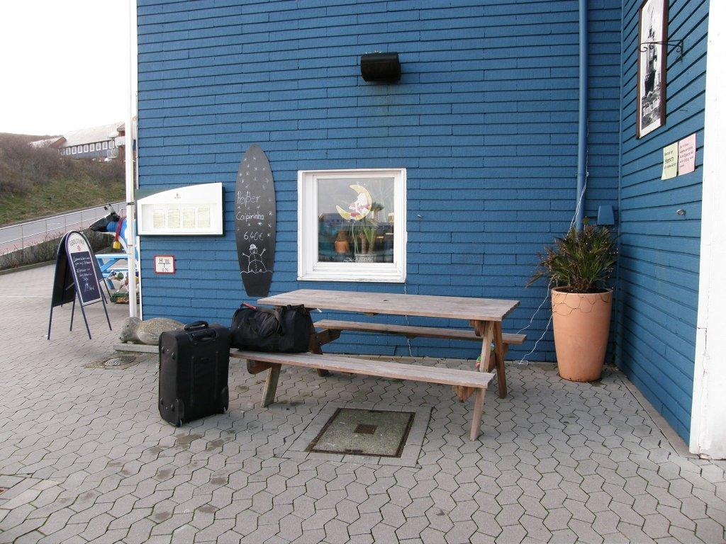 Vor der Bunten Kuh auf Helgoland abgestelltes Gepäck.
