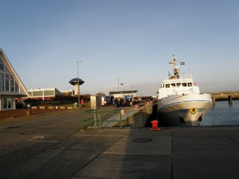 Eine Menschenschlange an der Gangway auf die Funny Girl in Helgolands Südhafen.
