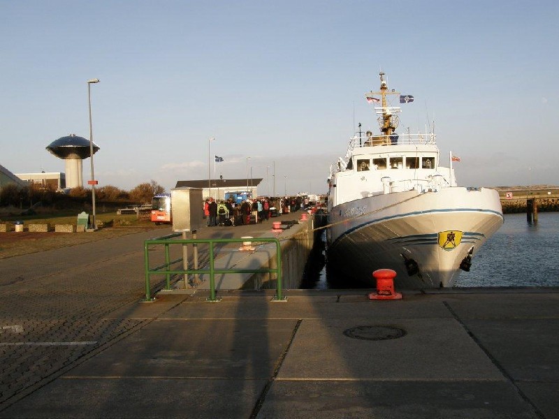 Eine Menschenschlange an der Gangway auf die Funny Girl in Helgolands Südhafen.