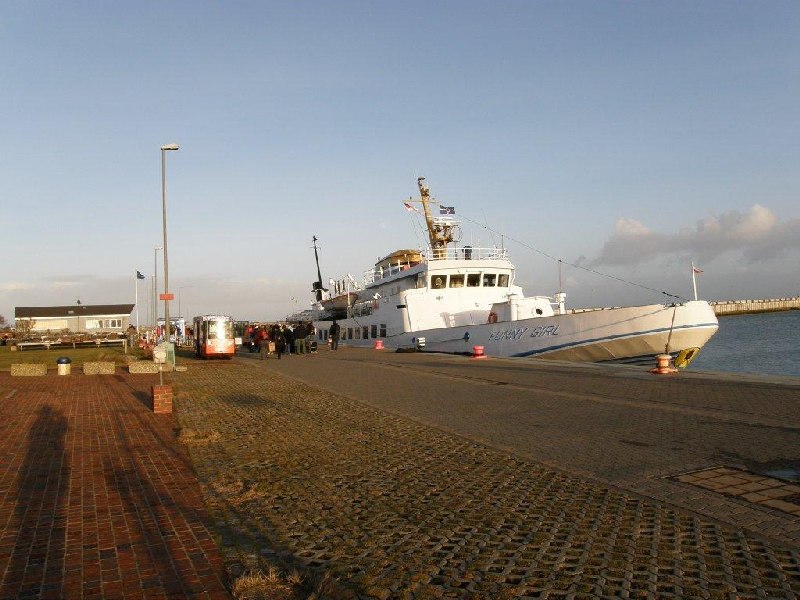 Eine Menschenschlange an der Gangway auf die Funny Girl in Helgolands Südhafen.