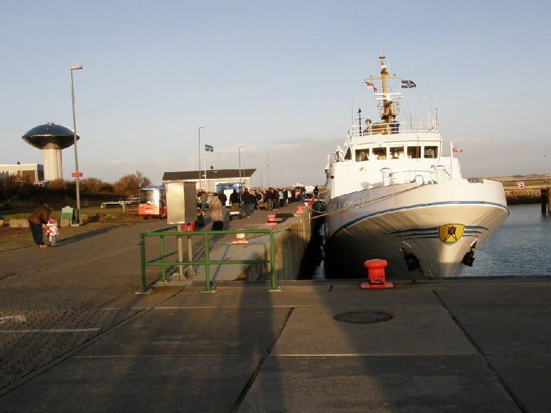 Eine Menschenschlange an der Gangway auf die Funny Girl in Helgolands Südhafen.