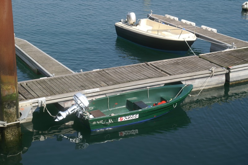 Ein kleines Sportboot mit Außenbordmotor hat an der Pontonanlage im Nordosthafen angelegt.