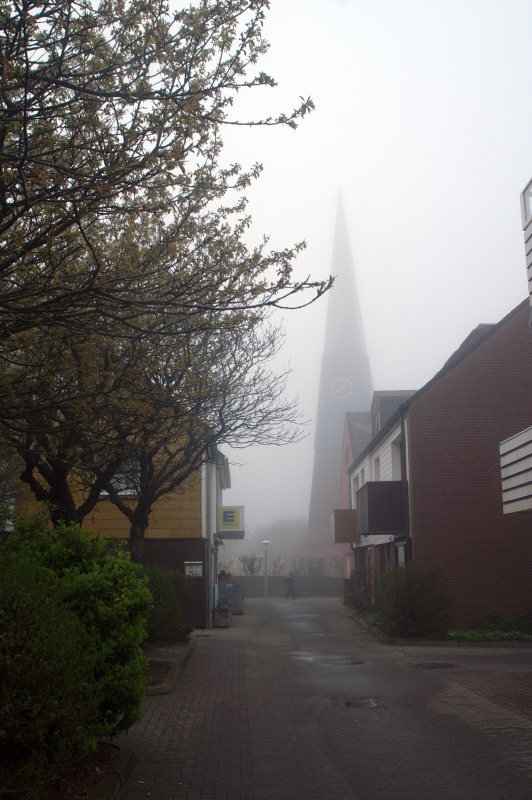 Helgolands Sankt Nikolai Kirche im Morgennebel.