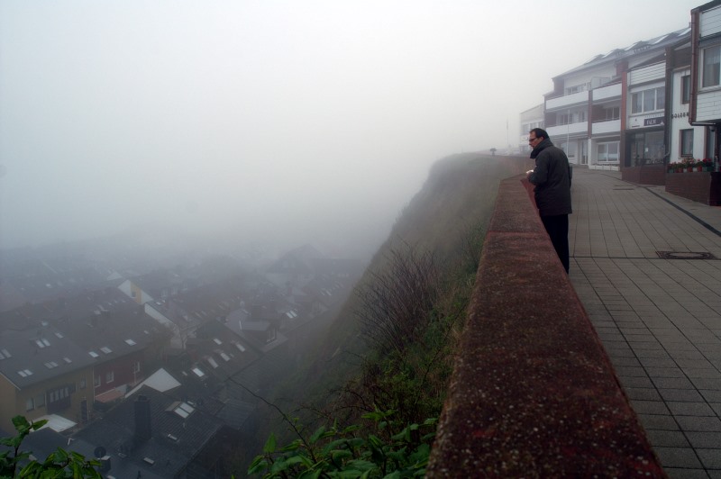Morgens am Falm bei dichtem Nebel, so dass die D&auml;cher des Unterlands kaum zu erkennen sind.