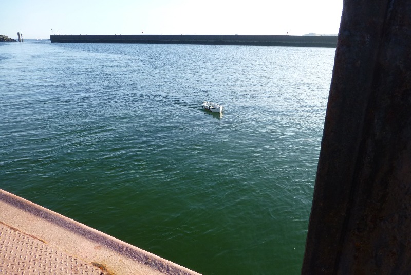 Eine Modell eines Börteboots ferngesteuert im Dünenhafen.