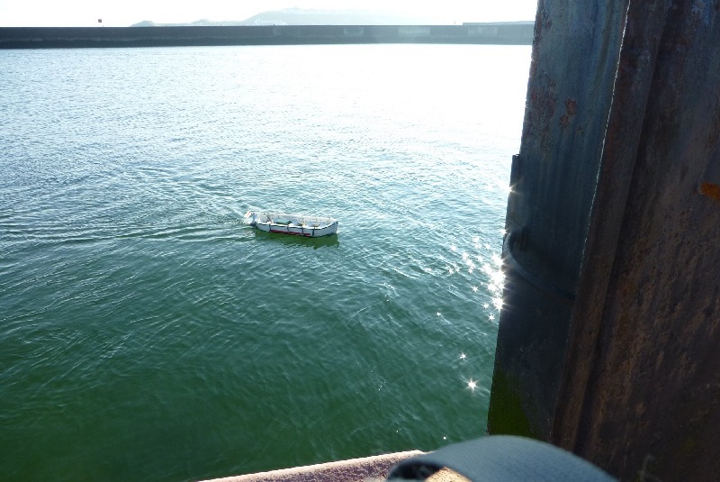 Eine Modell eines Börteboots ferngesteuert im Dünenhafen.