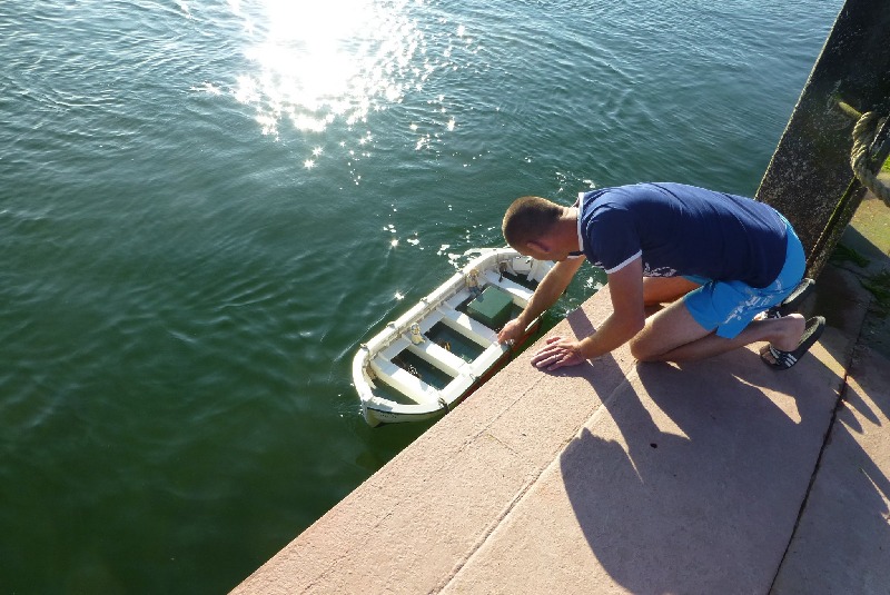Eine Modell eines Börteboots ferngesteuert im Dünenhafen.