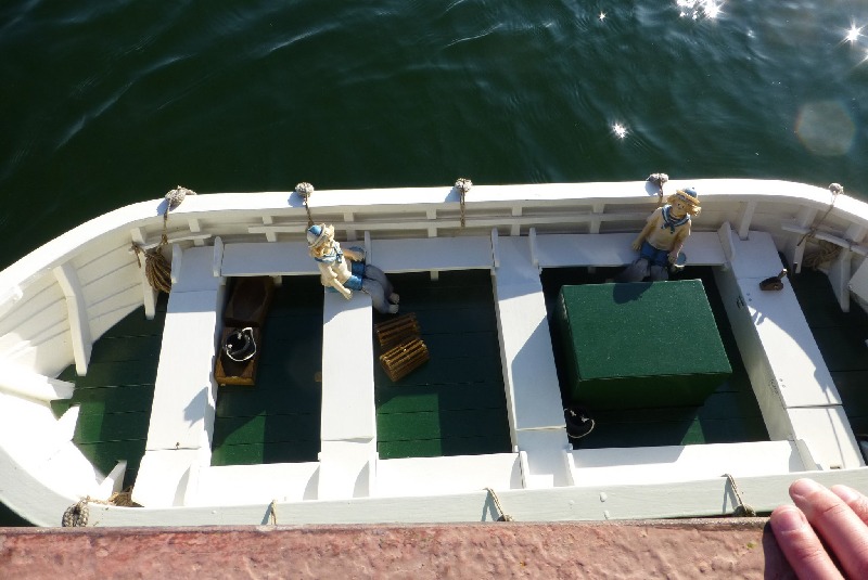 Eine Modell eines Börteboots ferngesteuert im Dünenhafen.