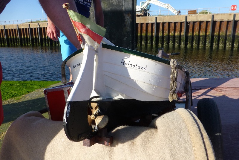 Eine Modell eines Börteboots ferngesteuert im Dünenhafen.