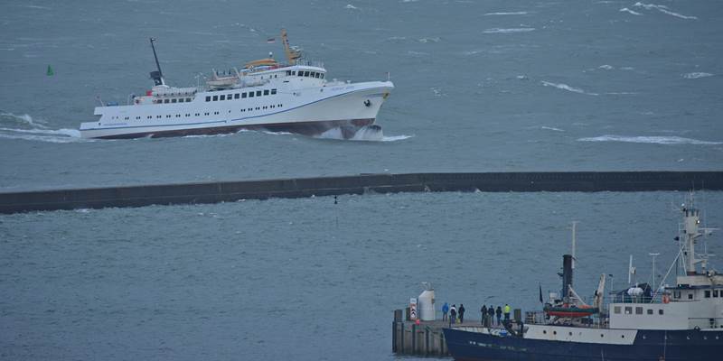 Die Funny Girl im Sturm vor Helgoland