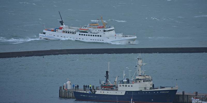 Die Funny Girl im Sturm vor Helgoland
