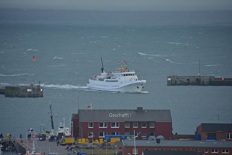 Die Funny Girl im Sturm vor Helgoland