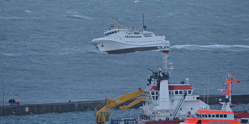 Die Funny Girl im Sturm vor Helgoland
