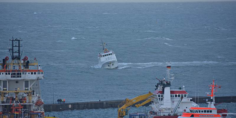 Die Funny Girl im Sturm vor Helgoland