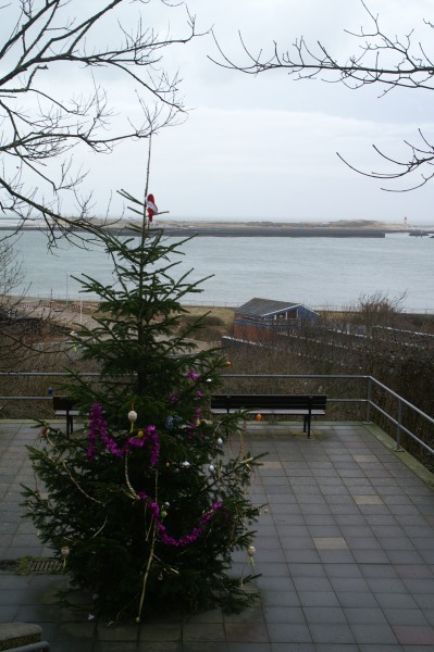 Der Weihnachtsbaum auf dem Europa-Absatz der Haupttreppe Helgolands ist Anfang April mit Ostereiern geschmückt.