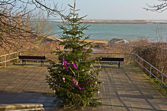 Der Weihnachtsbaum auf dem Europa-Absatz der Haupttreppe Helgolands ist Anfang April mit Ostereiern geschmückt.