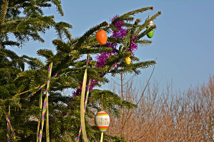 Der Weihnachtsbaum auf dem Europa-Absatz der Haupttreppe Helgolands ist Anfang April mit Ostereiern geschmückt.