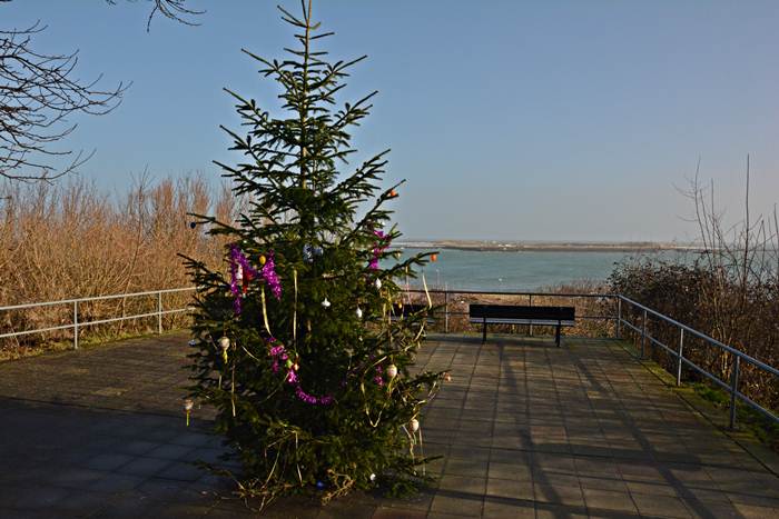 Der Weihnachtsbaum auf dem Europa-Absatz der Haupttreppe Helgolands ist Anfang April mit Ostereiern geschmückt.