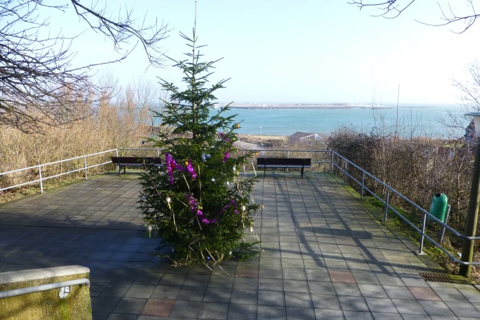 Der Weihnachtsbaum auf dem Europa-Absatz der Haupttreppe Helgolands ist Anfang April mit Ostereiern geschmückt.