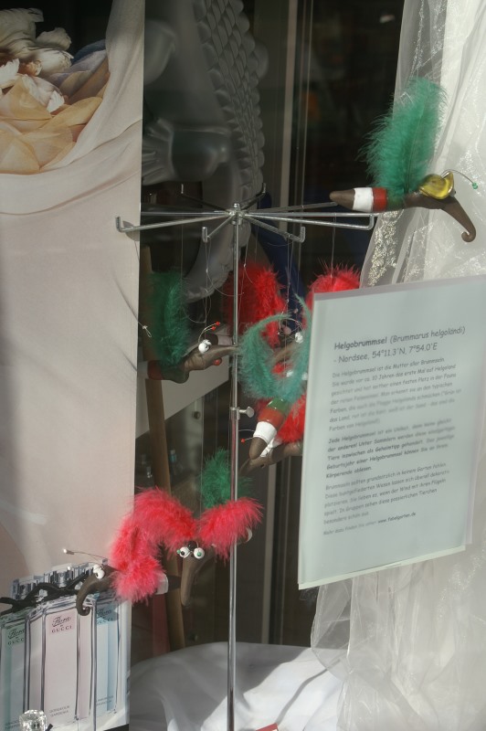 Souvenir "Helgobrummsel" im Schaufenster von Danys Duty Free Shops"