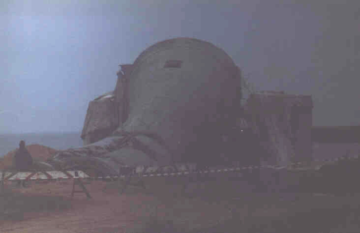 Der Turm des Growian 2 auf Helgoland im Südhafen vor und nach der Sprengung in 1997.