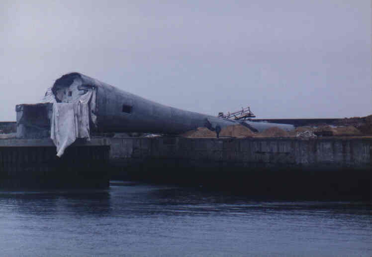 Der Turm des Growian 2 auf Helgoland im Südhafen vor und nach der Sprengung in 1997.
