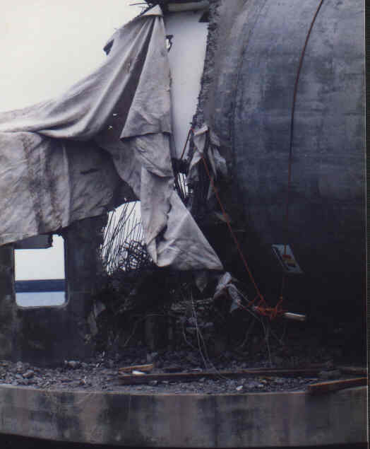 Der Turm des Growian 2 auf Helgoland im Südhafen vor und nach der Sprengung in 1997.