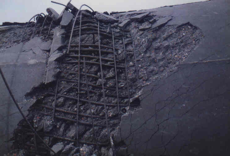 Der Turm des Growian 2 auf Helgoland im Südhafen vor und nach der Sprengung in 1997.