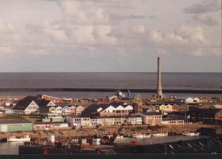 Der Turm des Growian 2 auf Helgoland im Südhafen vor und nach der Sprengung in 1997.