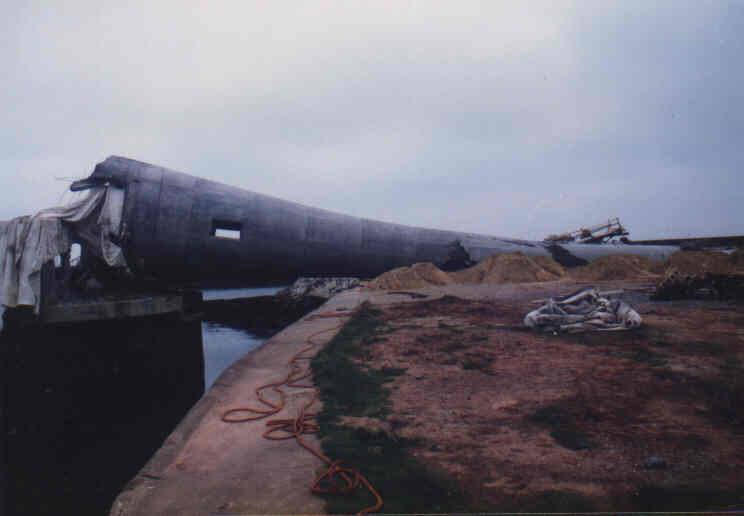 Der Turm des Growian 2 auf Helgoland im Südhafen vor und nach der Sprengung in 1997.