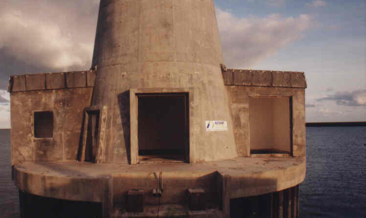 Der Turm des Growian 2 auf Helgoland im Südhafen vor und nach der Sprengung in 1997.