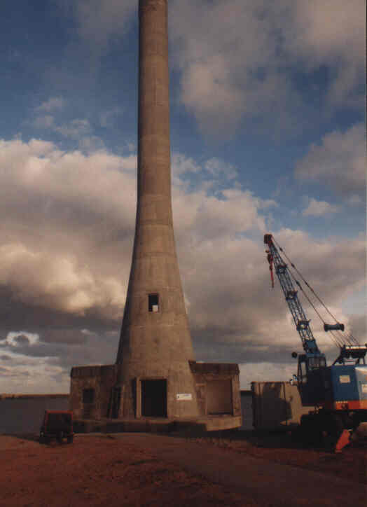Der Turm des Growian 2 auf Helgoland im Südhafen vor und nach der Sprengung in 1997.