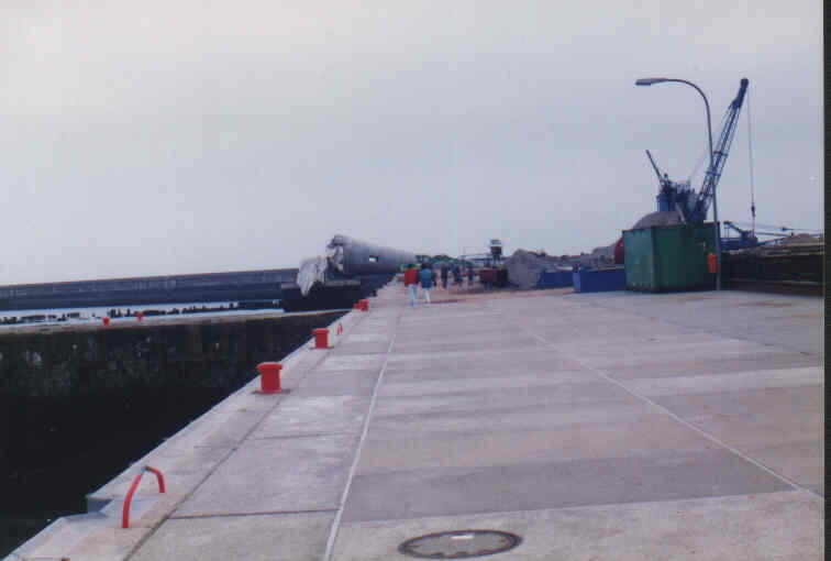 Der Turm des Growian 2 auf Helgoland im Südhafen vor und nach der Sprengung in 1997.