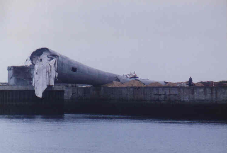 Der Turm des Growian 2 auf Helgoland im Südhafen vor und nach der Sprengung in 1997.