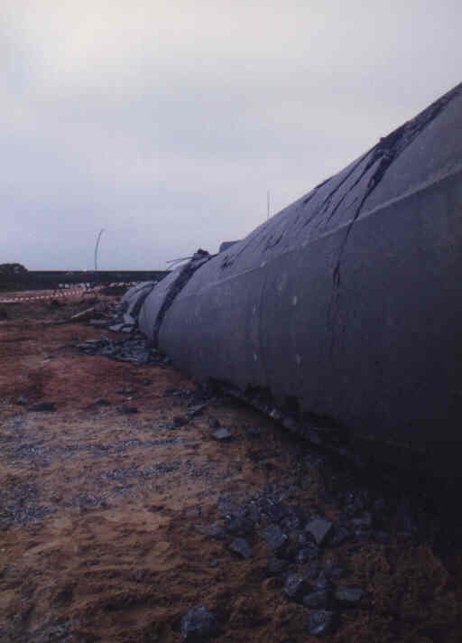 Der Turm des Growian 2 auf Helgoland im Südhafen vor und nach der Sprengung in 1997.
