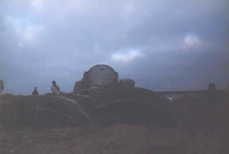 Der Turm des Growian 2 auf Helgoland im Südhafen vor und nach der Sprengung in 1997.