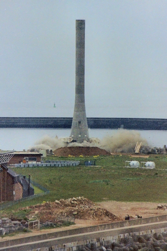 Sprengung des Windkraftwerks Growian 2 auf Helgoland.