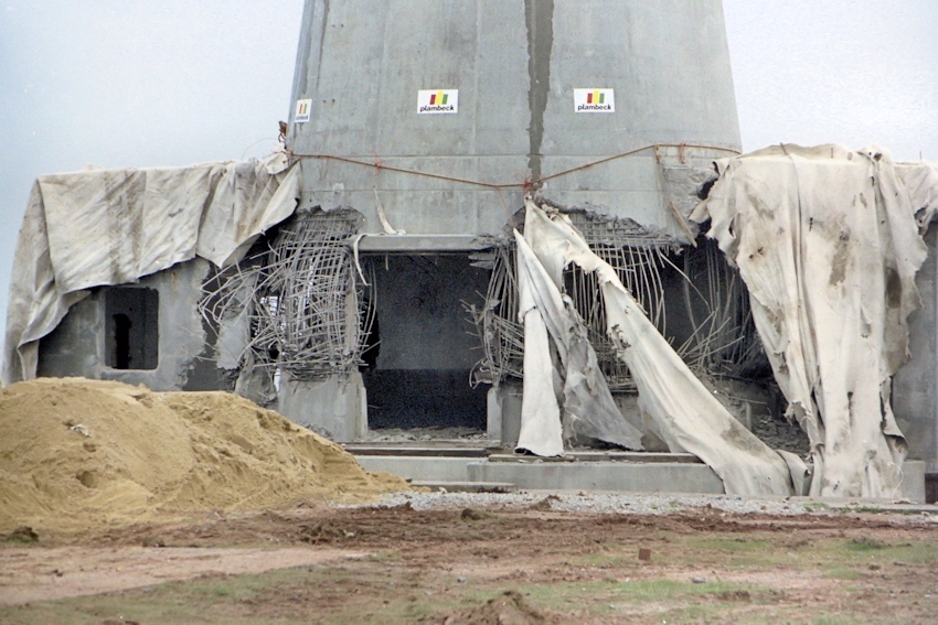 Sprengung des Windkraftwerks Growian 2 auf Helgoland.