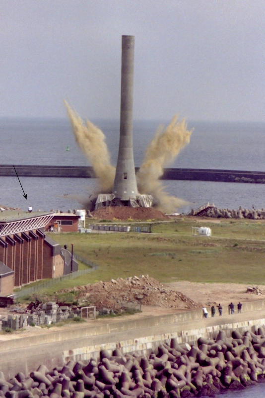 Sprengung des Windkraftwerks Growian 2 auf Helgoland.