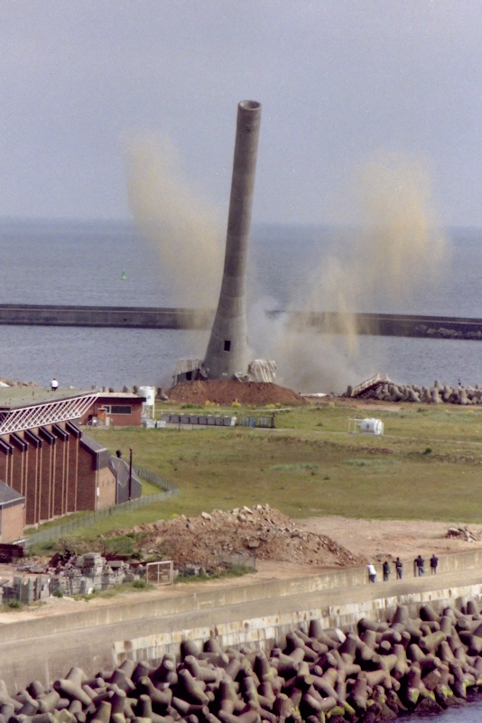 Sprengung des Windkraftwerks Growian 2 auf Helgoland.