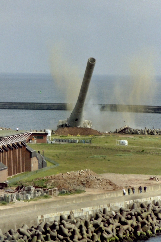 Sprengung des Windkraftwerks Growian 2 auf Helgoland.