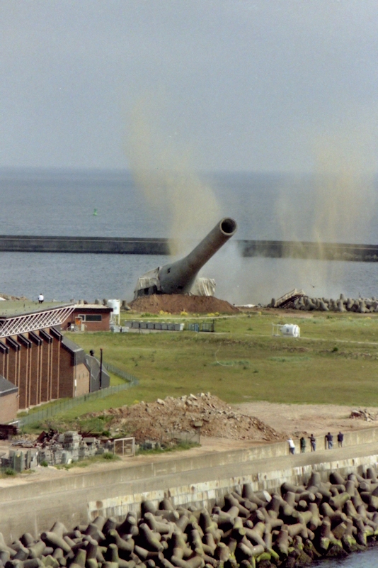 Sprengung des Windkraftwerks Growian 2 auf Helgoland.