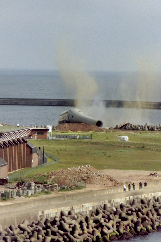 Sprengung des Windkraftwerks Growian 2 auf Helgoland.